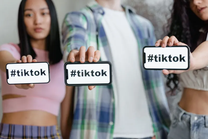 Fandom em Dobro: Como as Comunidades Brasileiras de Fãs Colocam Gêmeos Famosos no Topo das Trends
