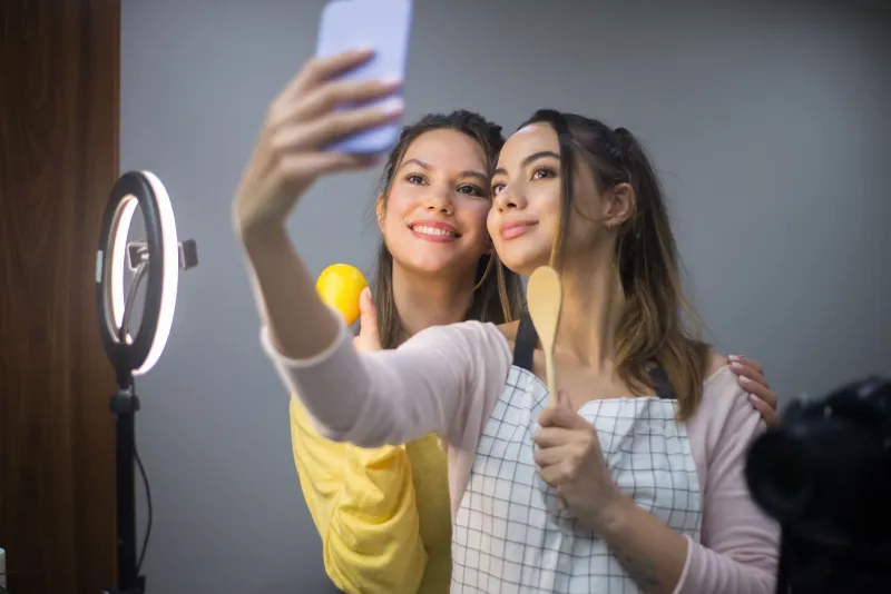 Cliques em Dobro: As Gêmeas Influenciadoras que Estão Dominando o Feed Brasileiro em 2024